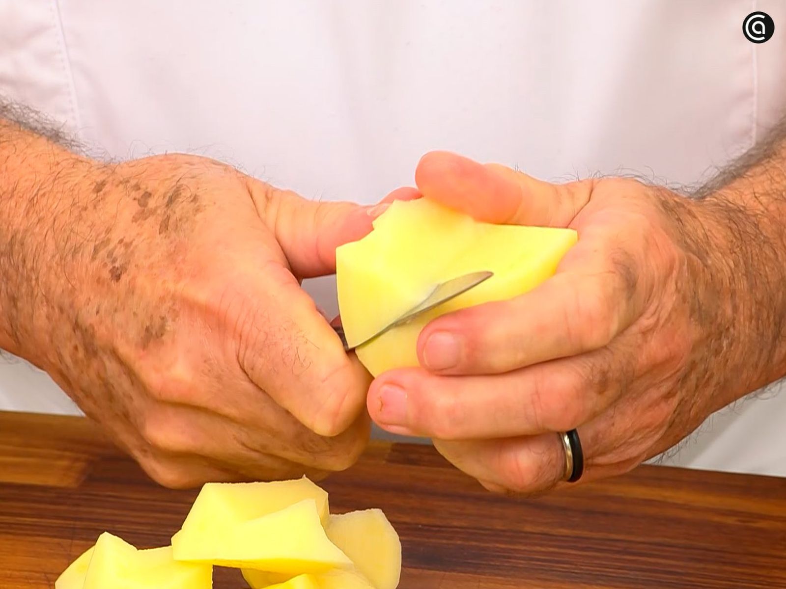 Karlos Arguiñano chasca las patatas Karlos Arguiñano chasca las patatas