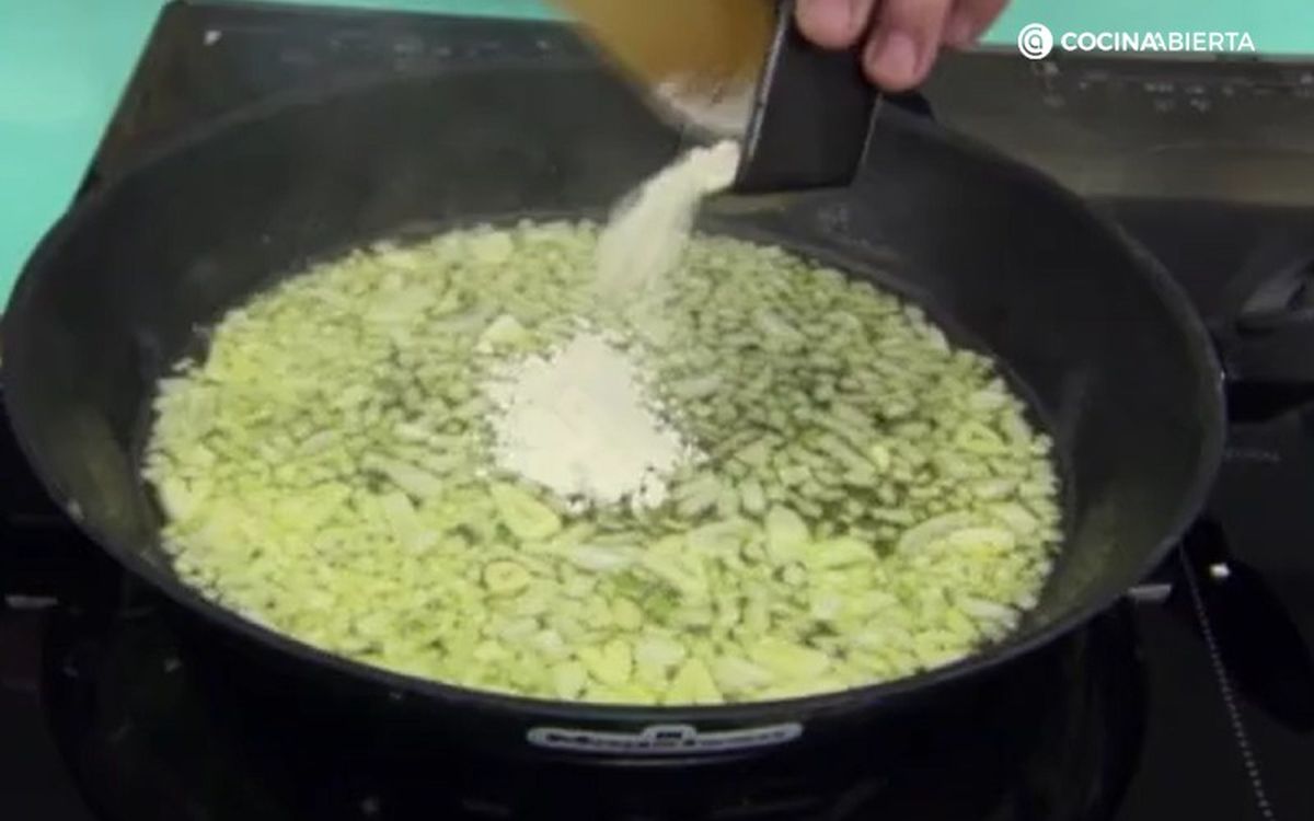 Una cucharada de harina ayudará a ligar la salsa