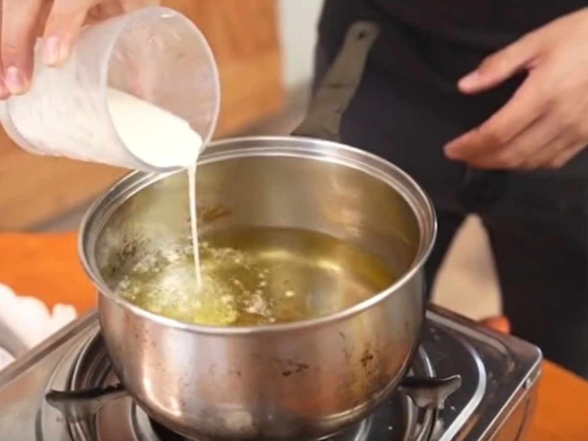 Vertido de la mezcla de agua y almidón de maíz en el aceite para atrapar impurezas