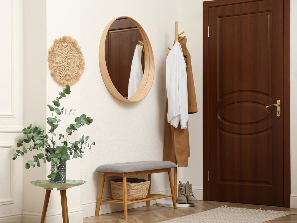 Banco en el recibidor.