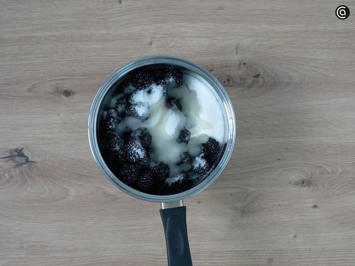 Deja reposar las moras con azúcar y zumo de limón