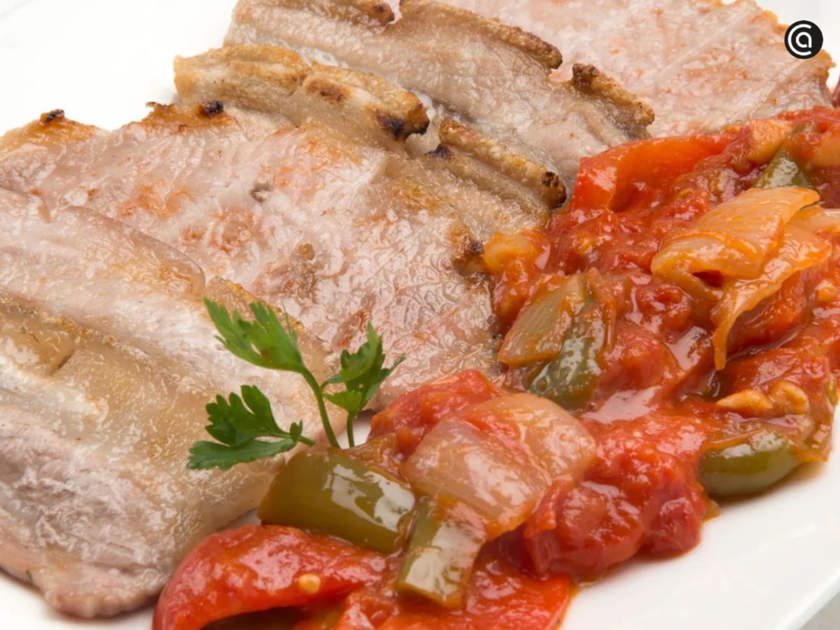 La panceta, con su punto justo de grasa, gana sabor al combinarla con guarniciones como pisto o verduras asadas.