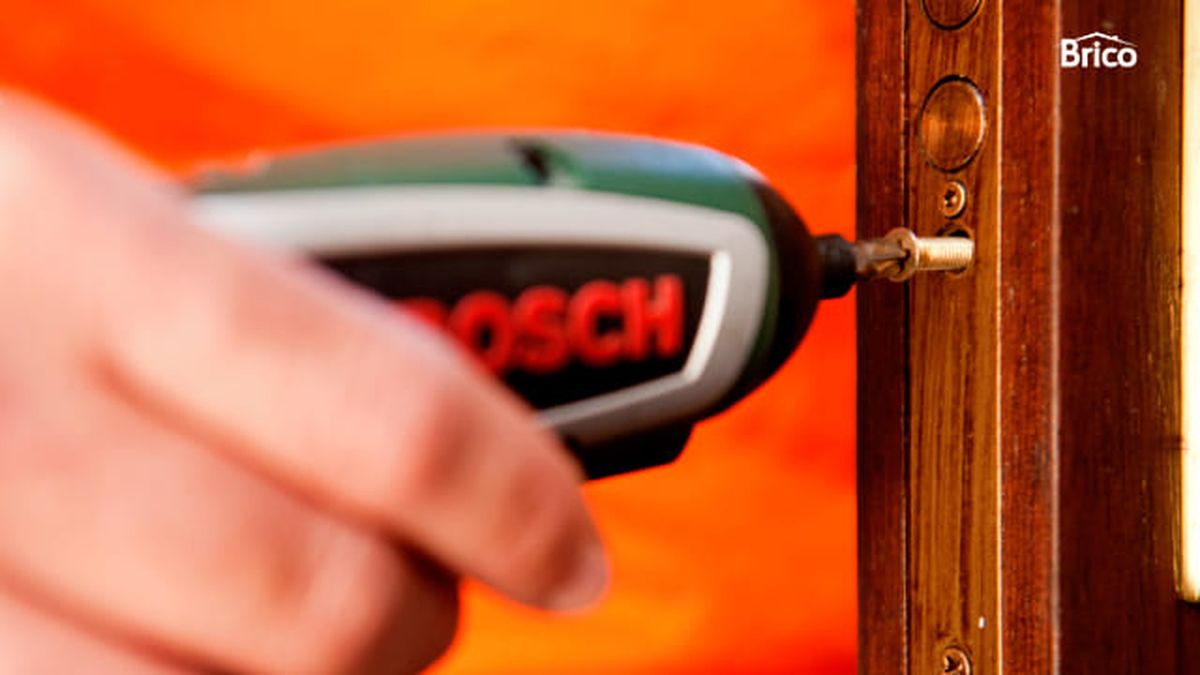 Bricomania 585 cambiar cerradura puerta blindada paso 1