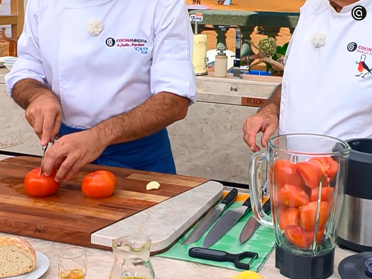 Prepara el tomate para la sopa fría