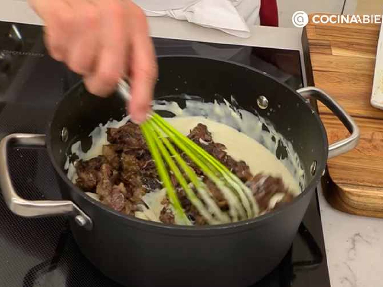 Mezcla la bechamel con el rabo de ternera desmigado
