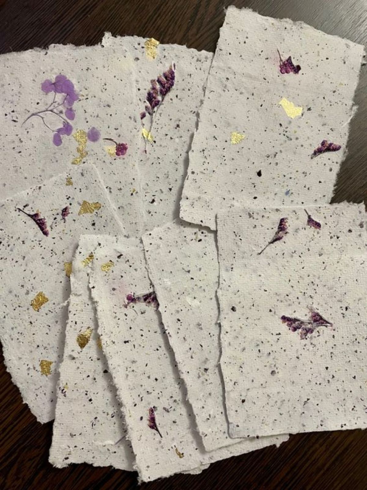 Papeles reciclados decorado con flores y pan de oro.