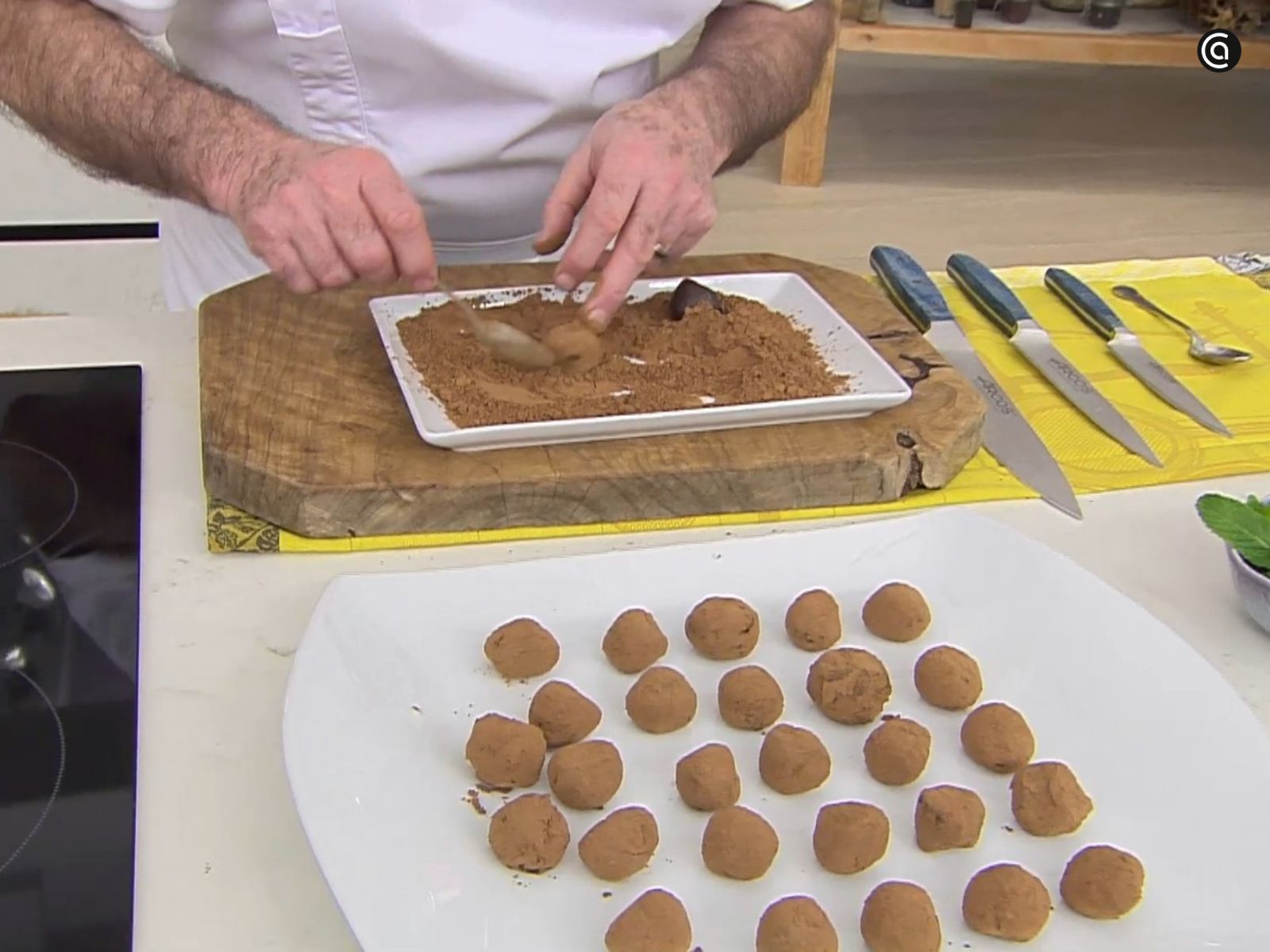 Forma las bolitas con una cucharilla y pásalas por cacao