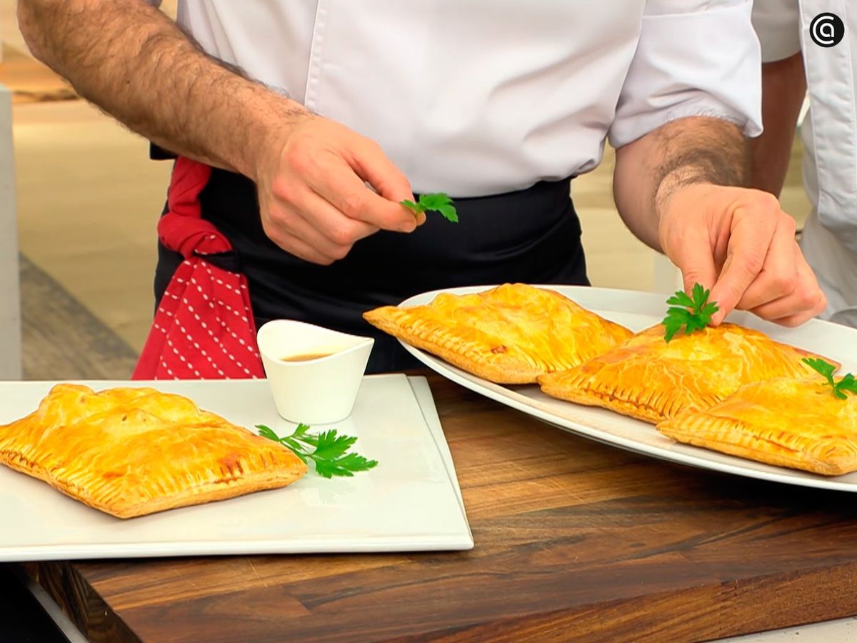 Acompaña el hojaldre relleno de carrilleras y manzana con la salsa