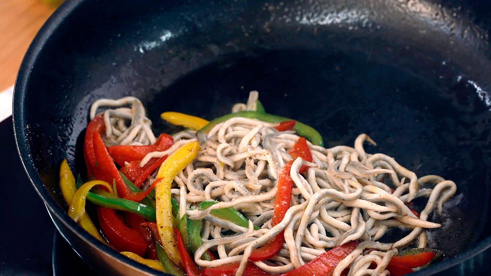 Receta de merluza rellena de gulas y piperrada paso 3 Receta de merluza rellena de gulas y piperrada paso 3