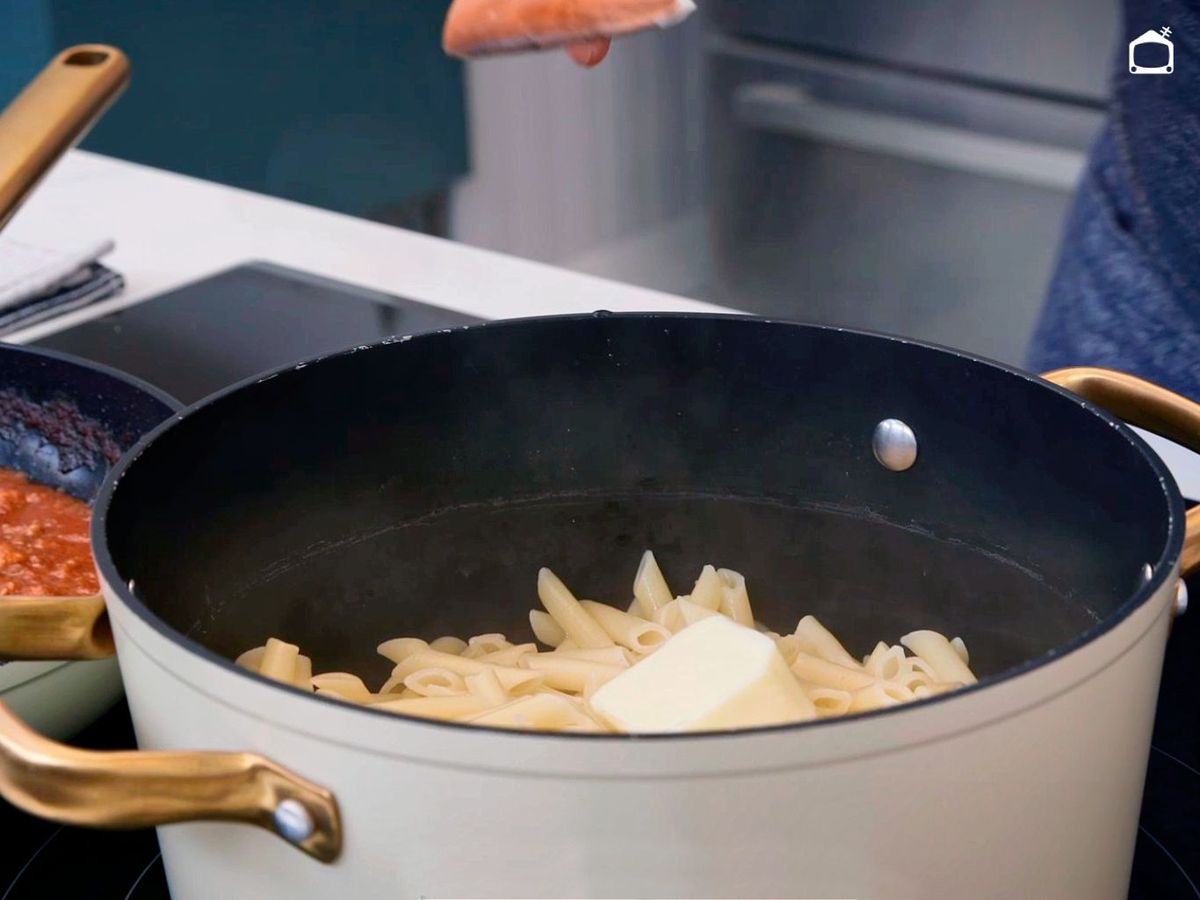 Mezcla los macarrones con mantequilla para hacerlos con bechamel