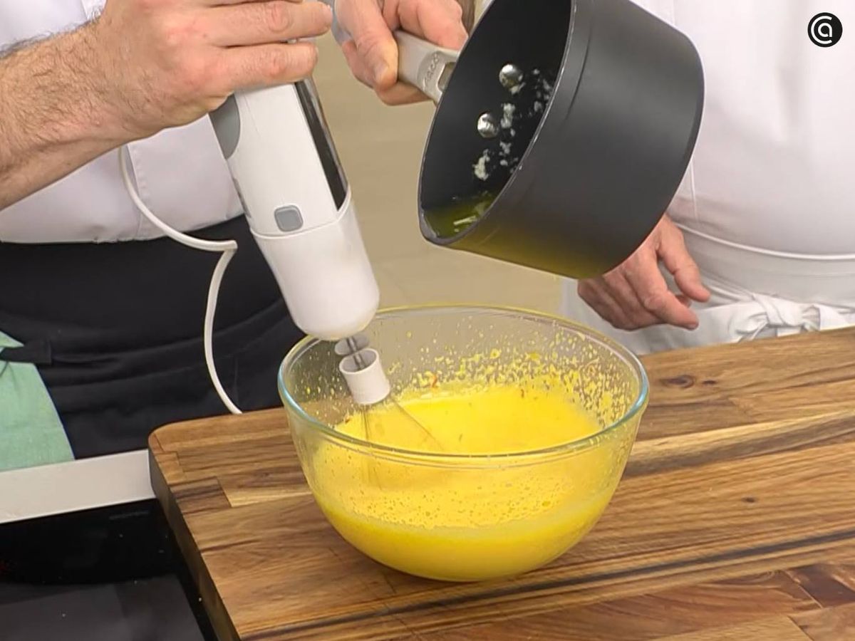 Mezcla las yemas montadas con la mantequilla