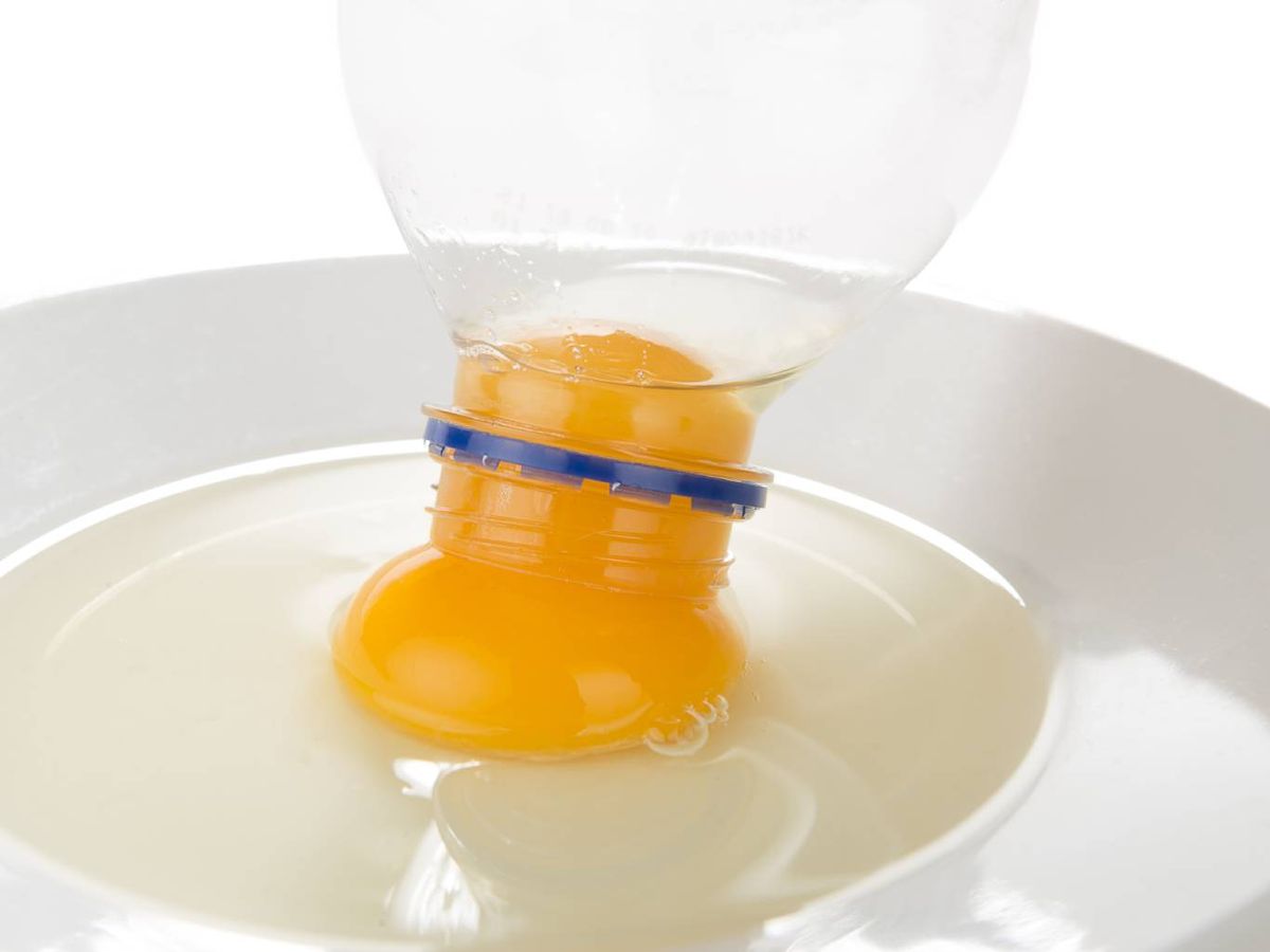 Con una simple botella de plástico, puedes separar la yema sin esfuerzo y sin mancharte.