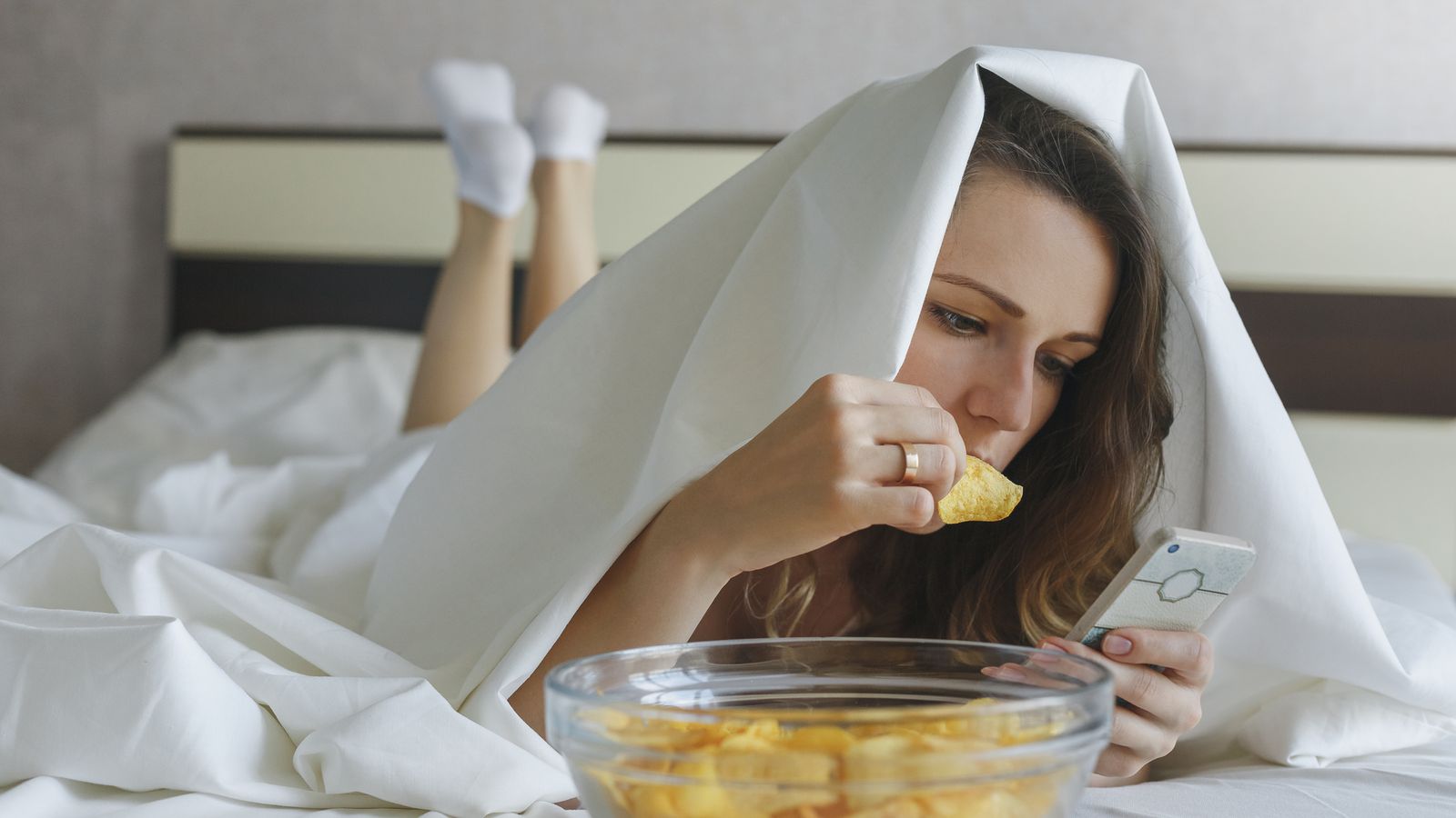 Comer en la cama genera migas que pueden atraer insectos