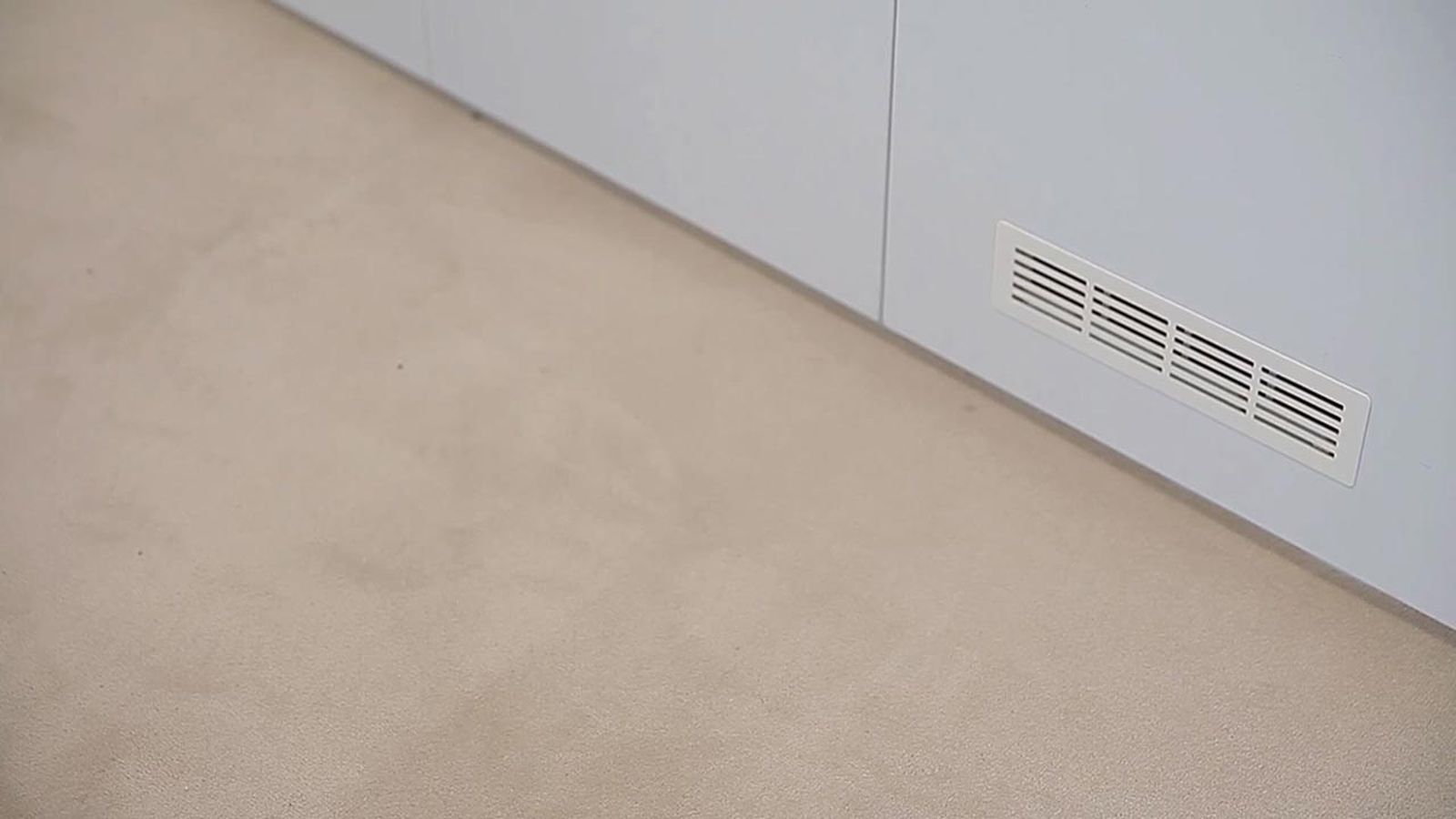 Colocar una rejilla de ventilación en un armario Colocar una rejilla de ventilación en un armario