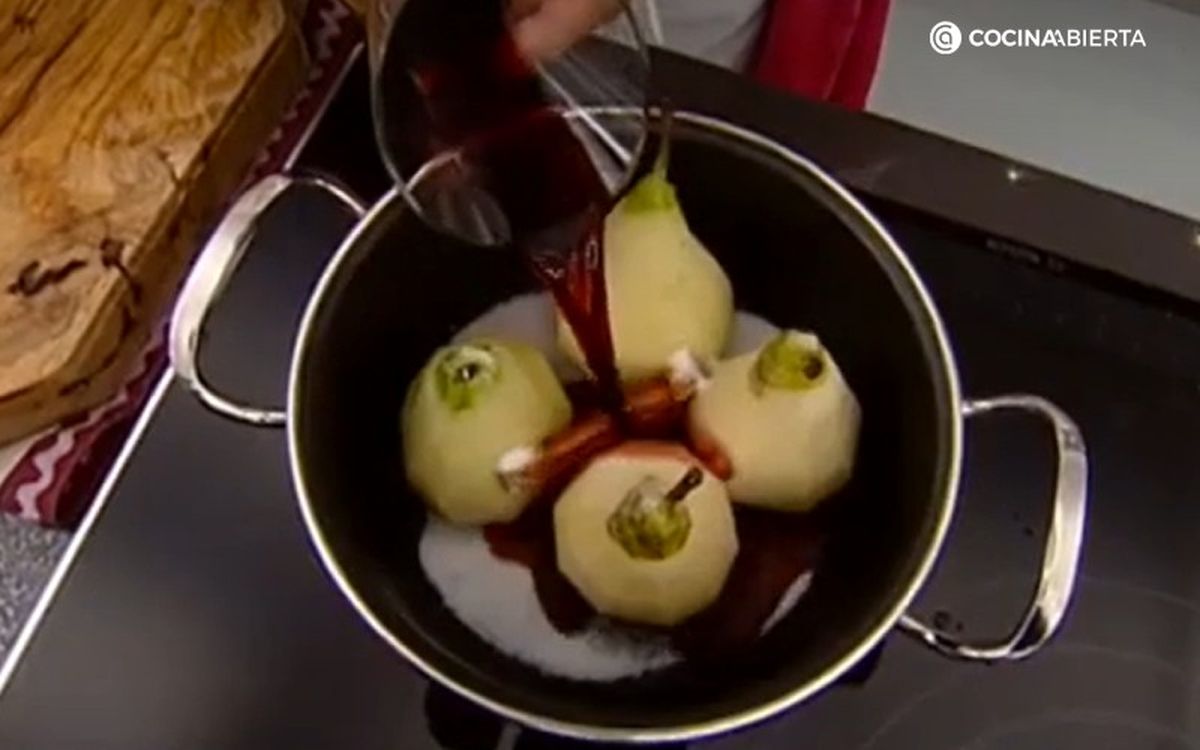 Vierte la canela, el azúcar y el vino sobre las peras