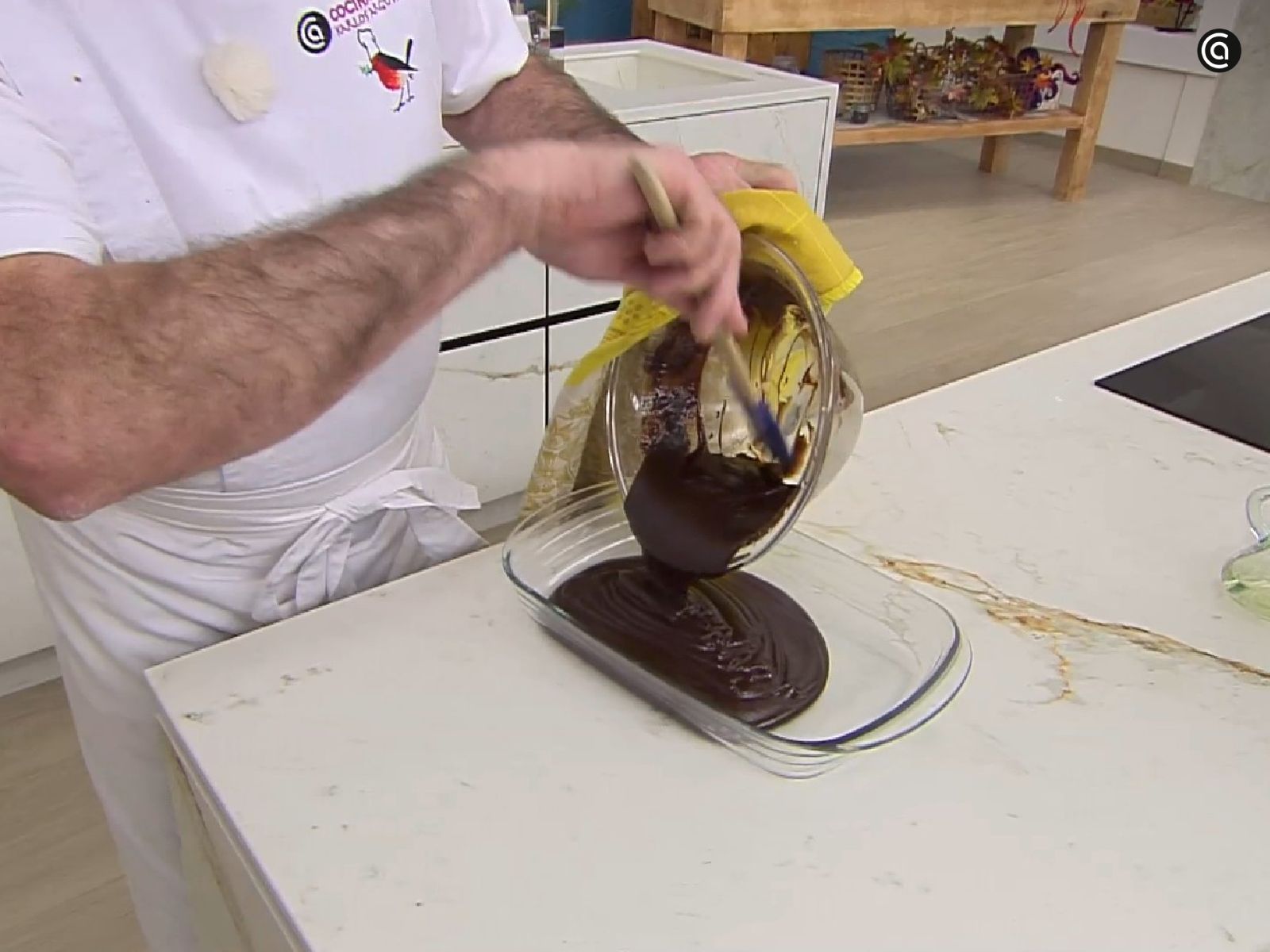 Pasa la mezcla a una fuente y refrigérala