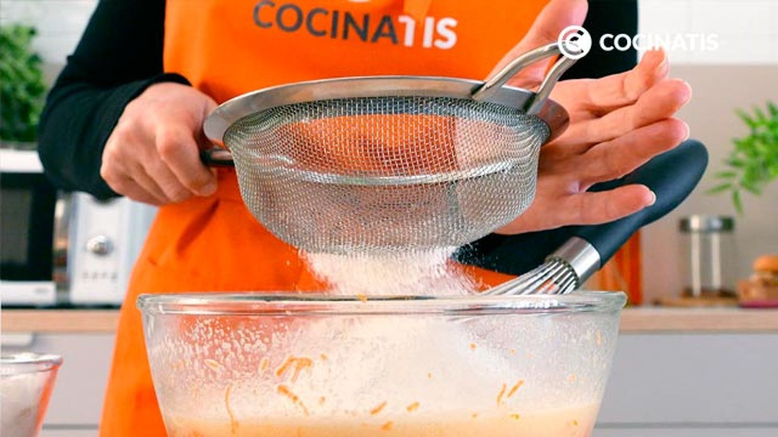 Tamiza la harina con ayuda de un colador Receta de bizcocho de calabaza paso 5
