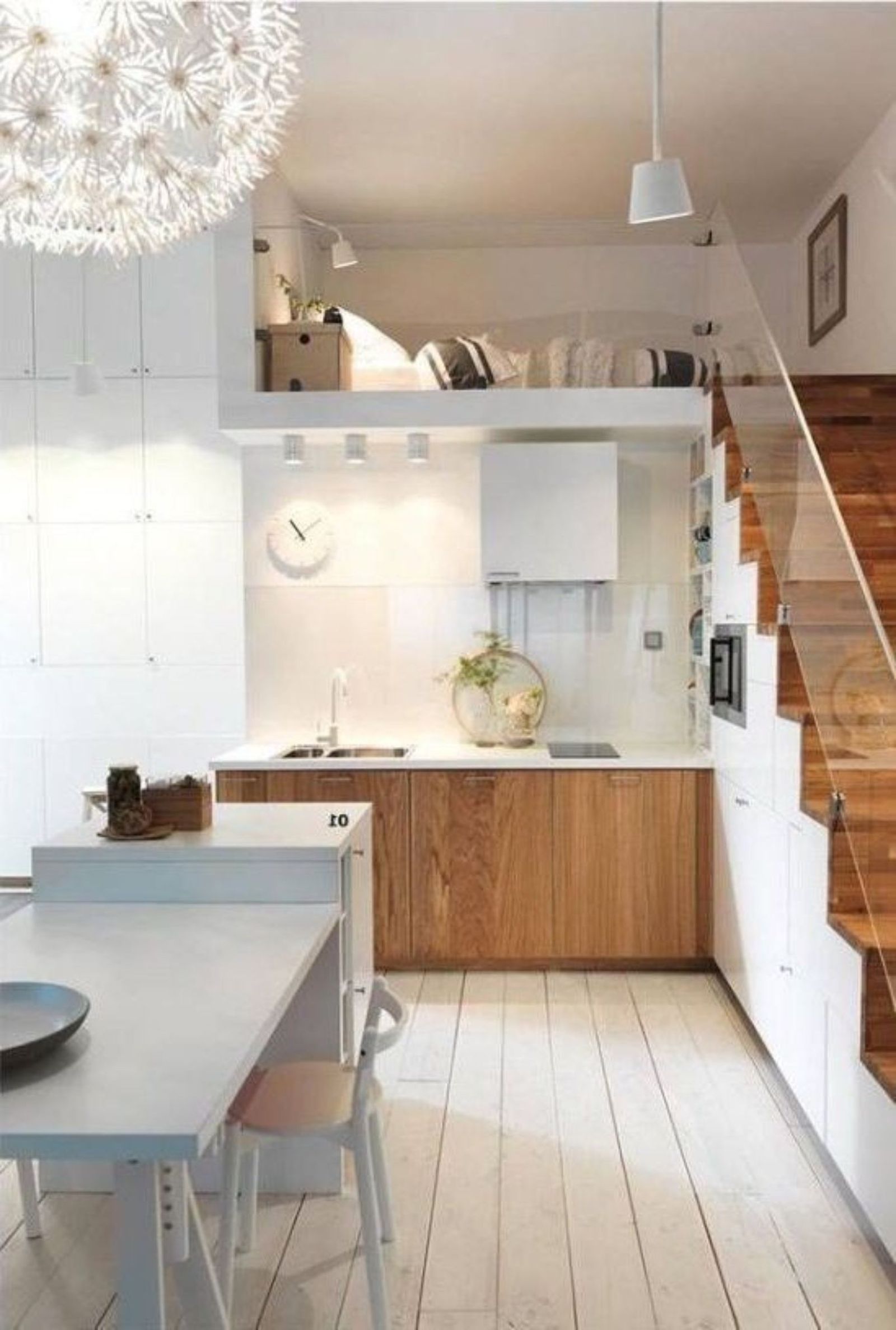 Altillo con habitación iluminado