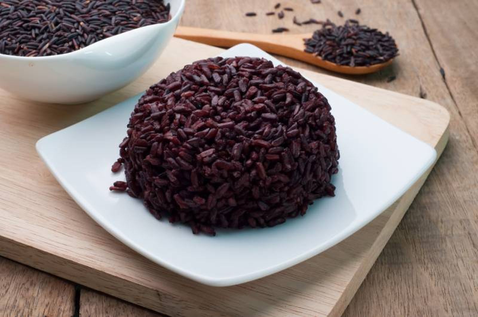 El arroz venere crudo tiene un color negro profundo que torna púrpura al cocerse El arroz venere crudo tiene un color negro profundo que torna púrpura al cocerse