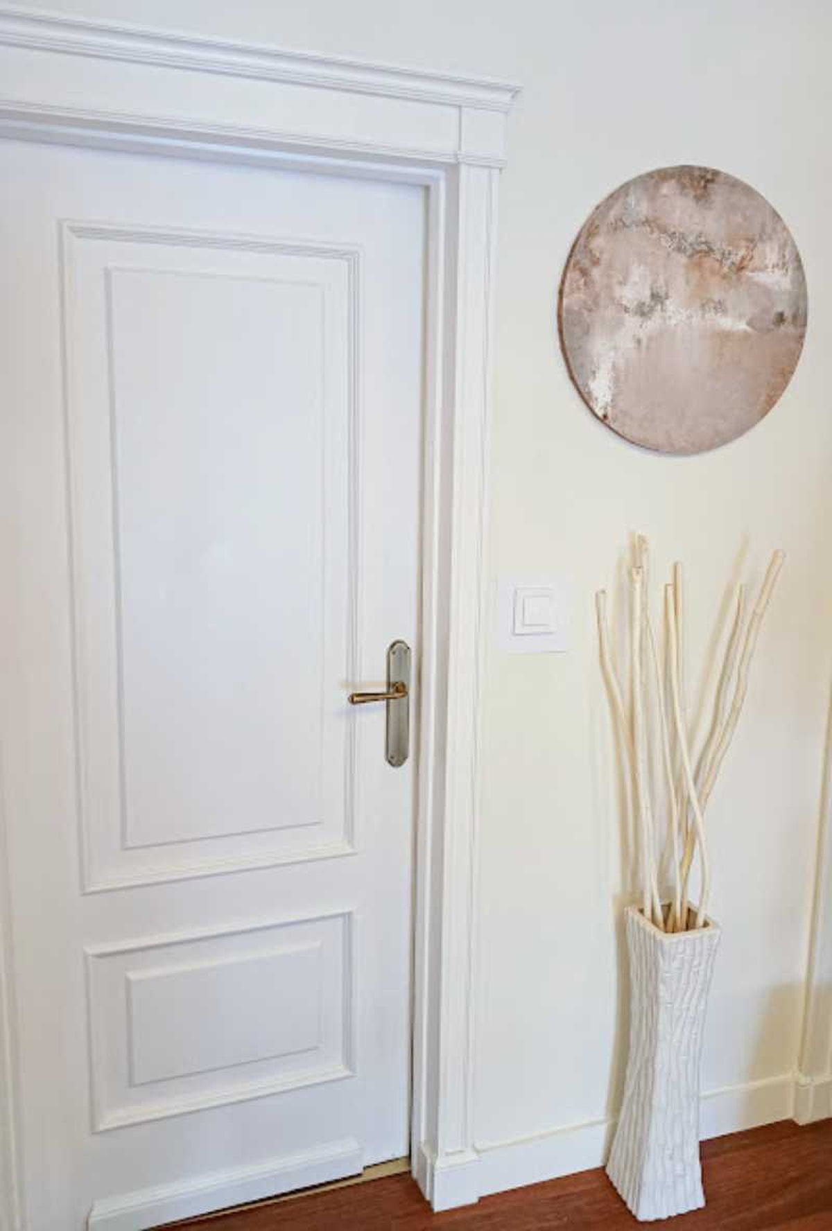 Cuadro redondo Terra Rosa en el recibidor.