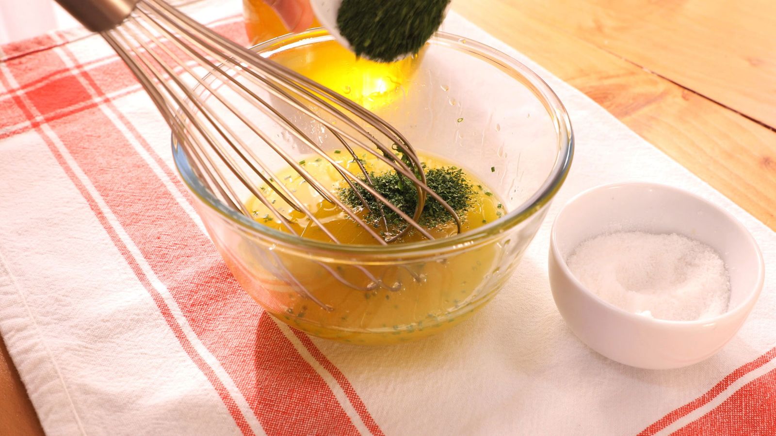 Bate bien los ingredientes para el aliño Ratatouille paso 5