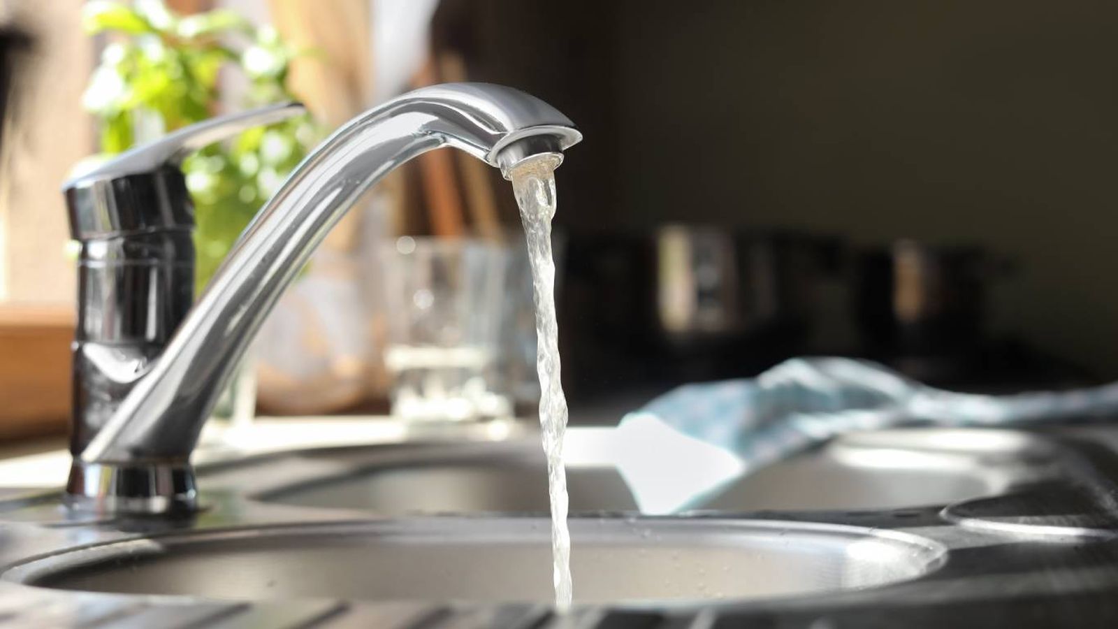 El truco del vaso y el papel que puede salvar tu cocina estas vacaciones