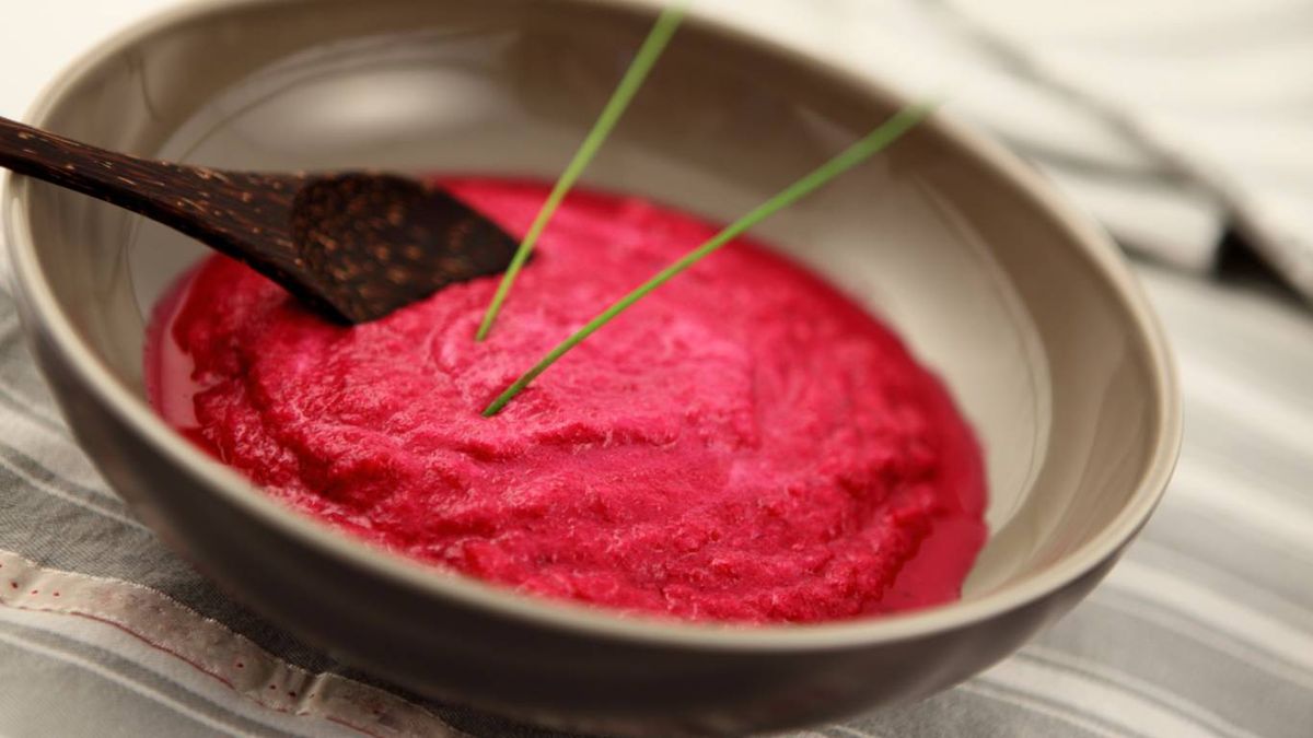 Este gazpacho de remolacha destaca por su color intenso y sabor suave.