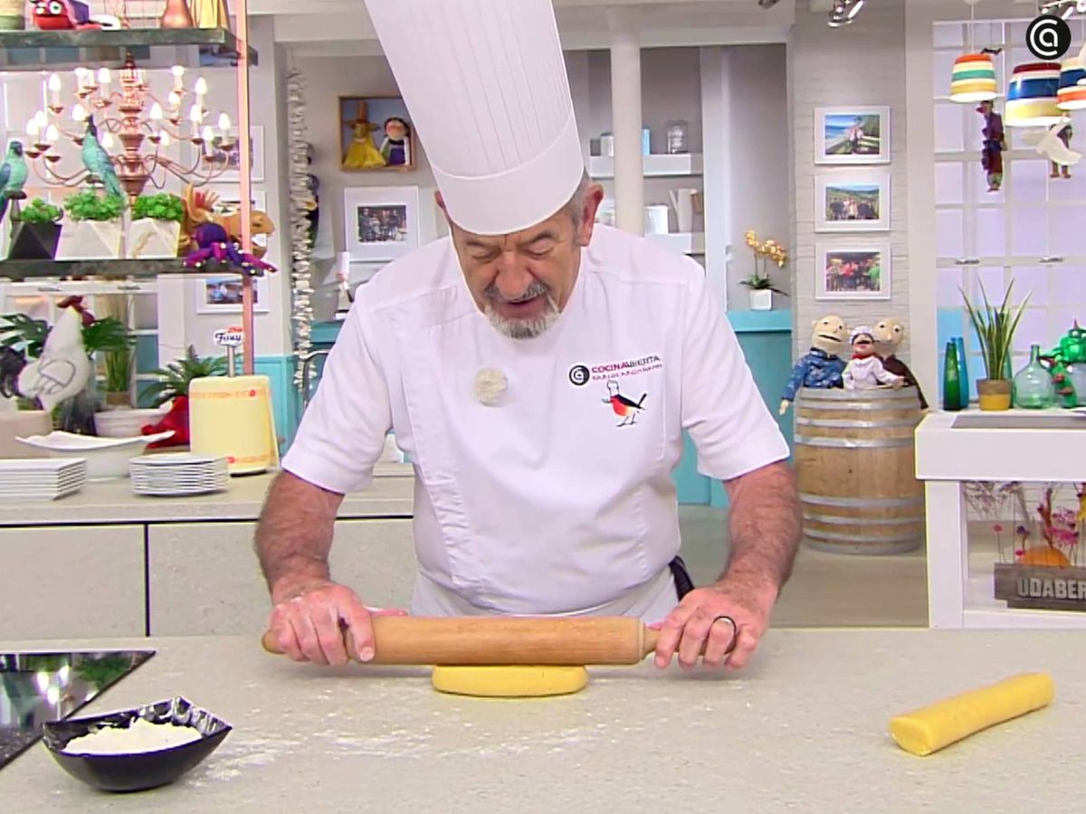 Estira la masa hasta conseguir 2 láminas de 3 cm de grosor