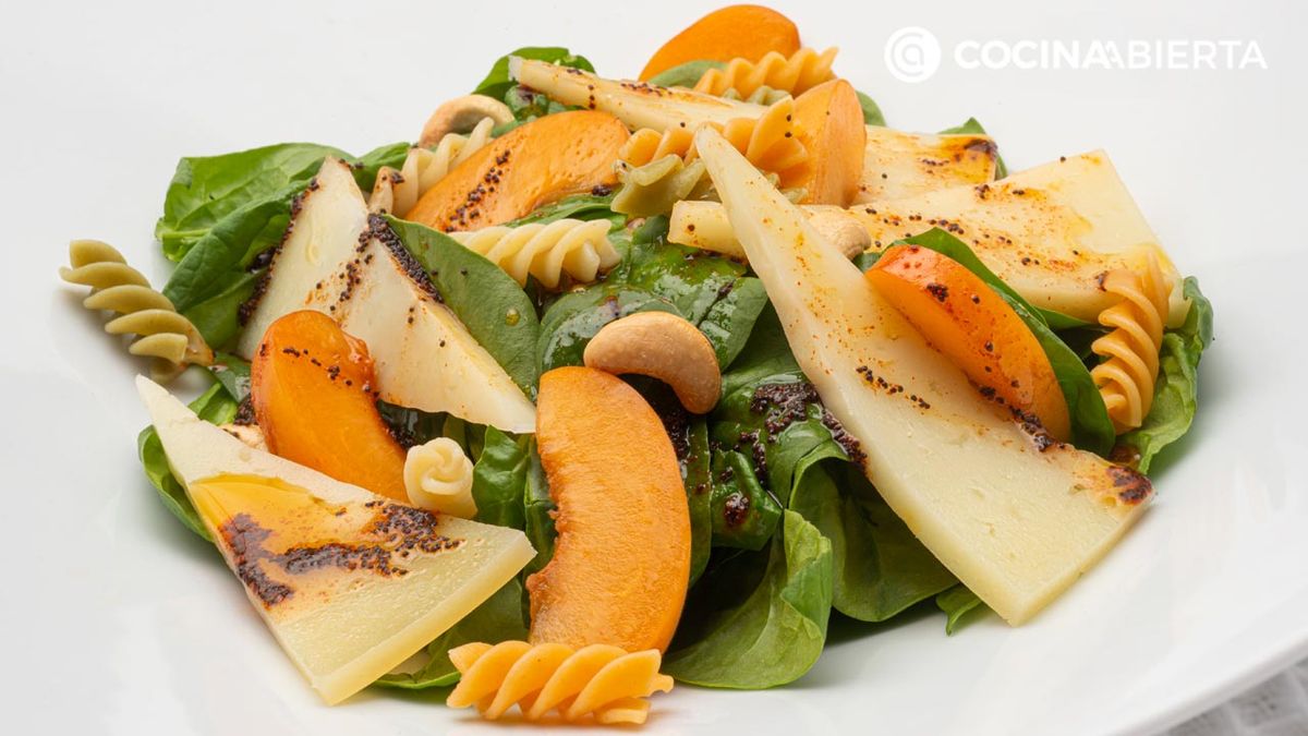 Ensalada de espinacas y queso con albaricoques