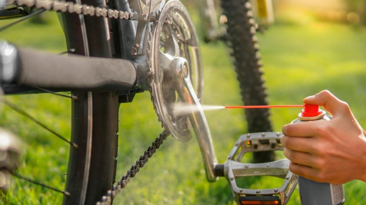 Limpiar la transmisión de la bicicleta