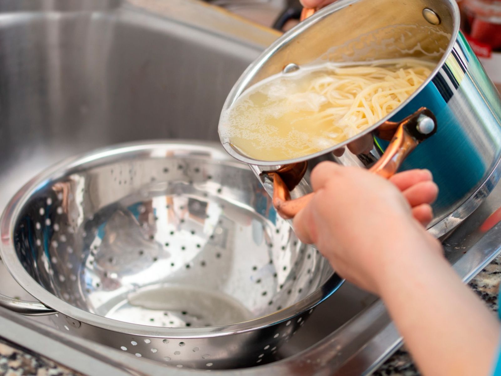 Cocer la pasta en microondas tiene alguna ventaja frente a hacerlo en la olla, pero también inconvenientes Cocer la pasta en microondas tiene alguna ventaja frente a hacerlo en la olla, pero también inconvenientes