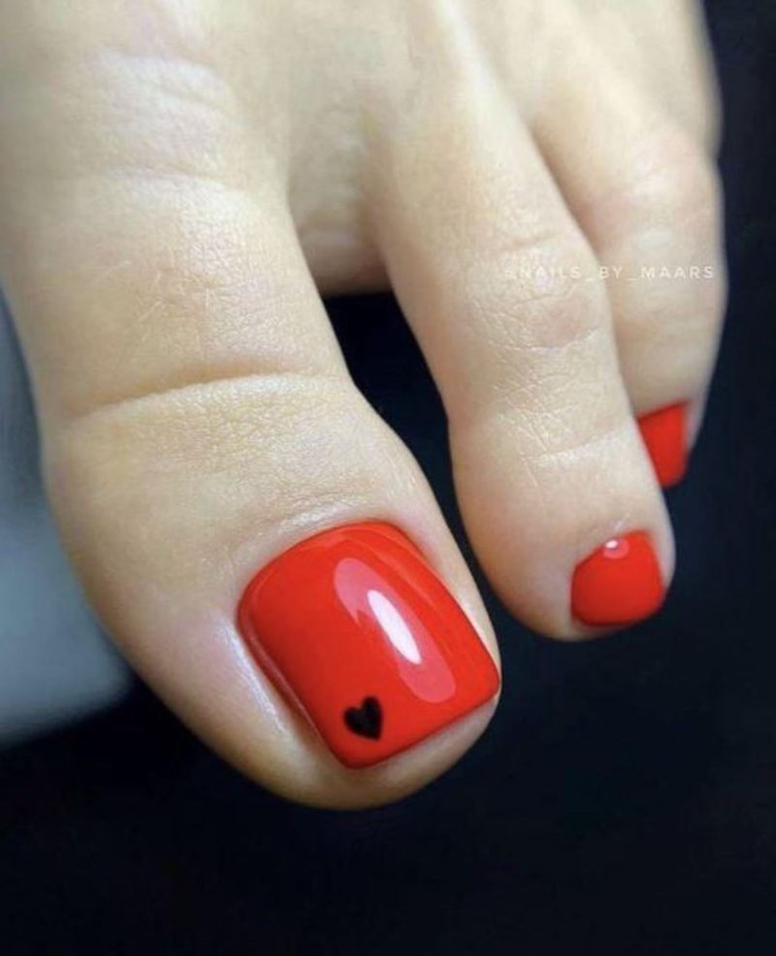 Pedicura roja con detalle de corazón Pedicura roja con detalle de corazón