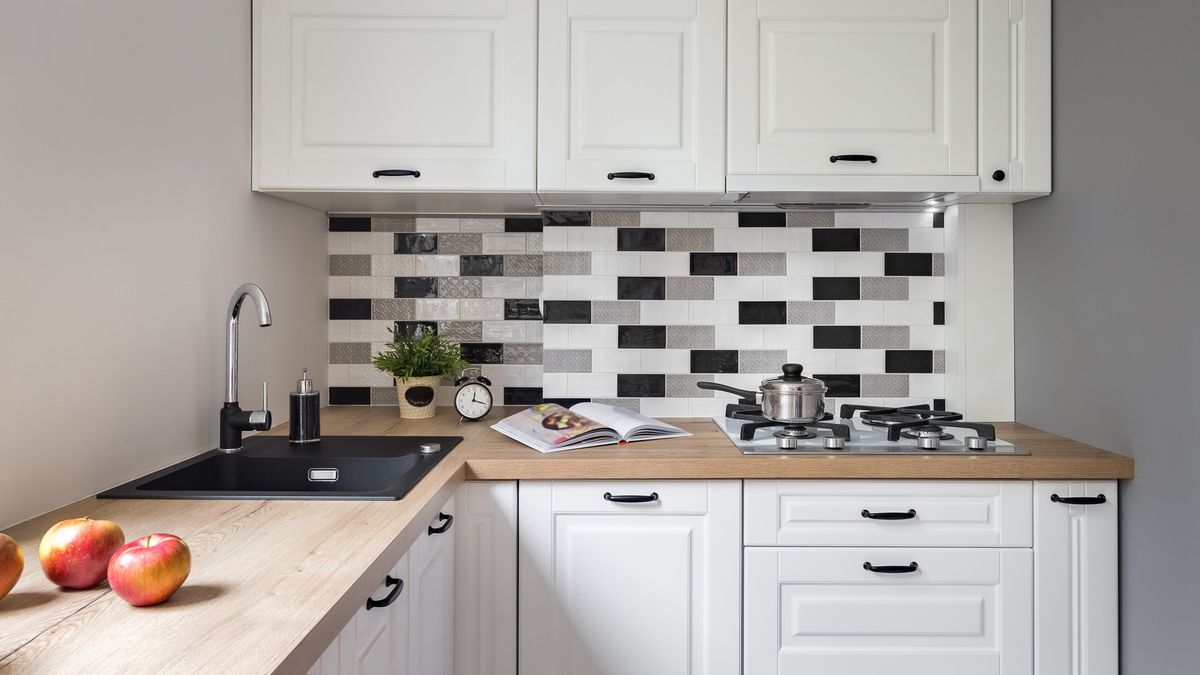 Existen azulejos adhesivos para darle un lavado de cara a la cocina o baños