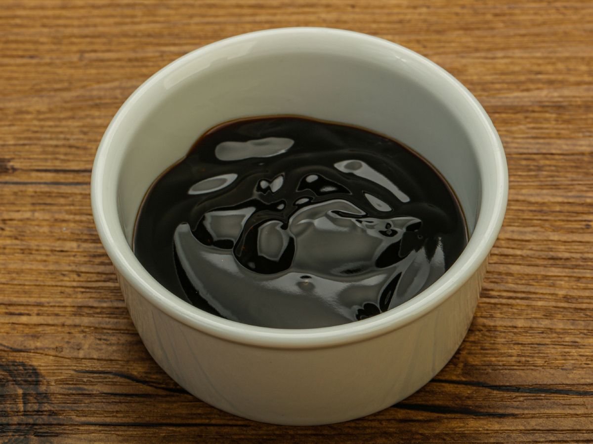 La salsa de ostras destaca por su textura densa, oscura y brillante, perfecta para realzar platos asiáticos.