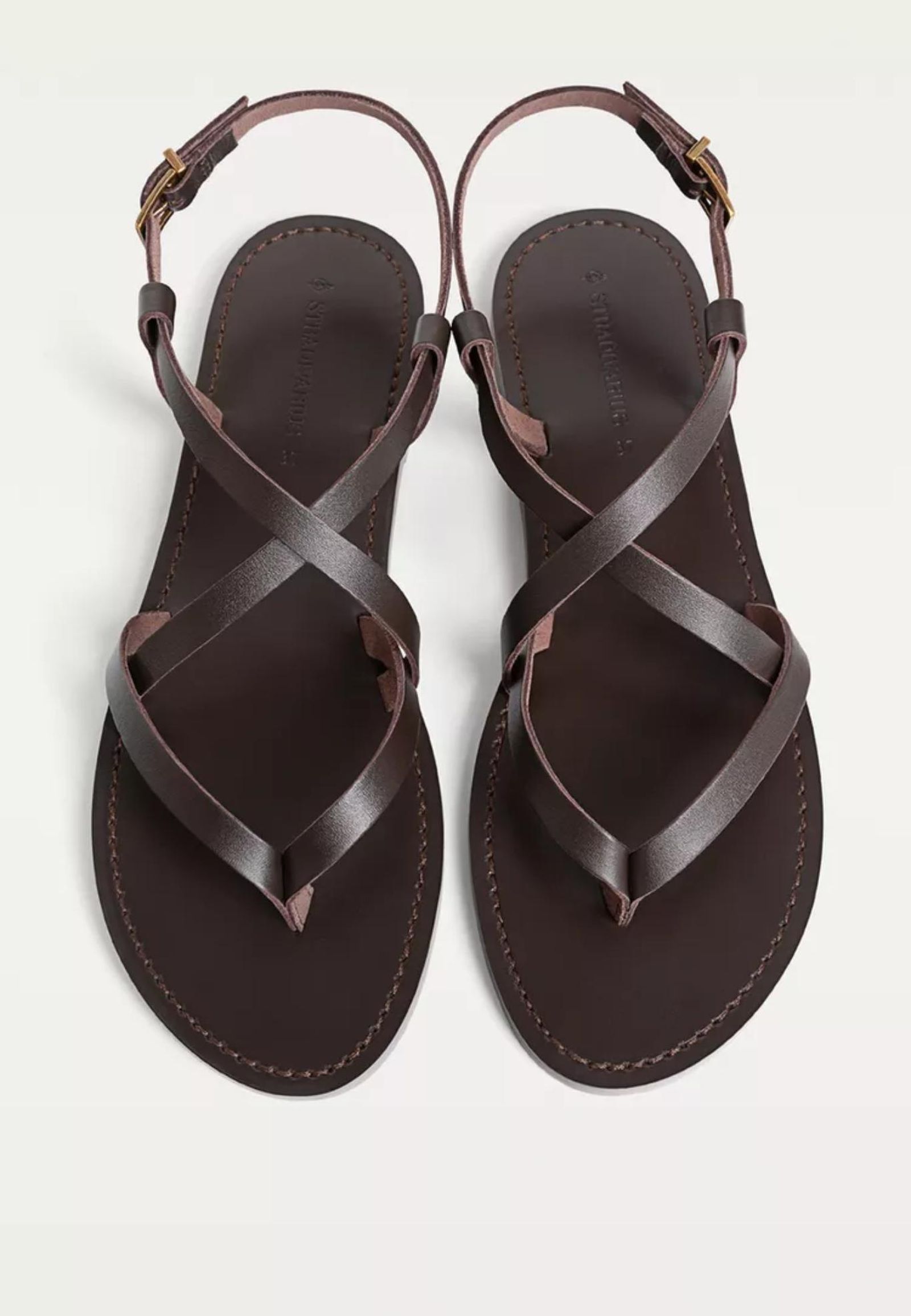 Sandalias planas de tiras de piel.