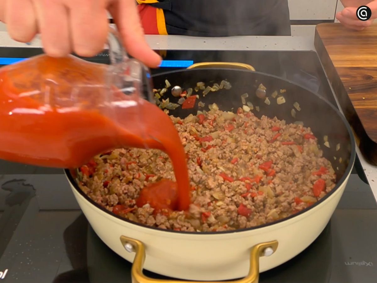 Incorpora la salsa de tomate al sofrito de las hortalizas y la carne