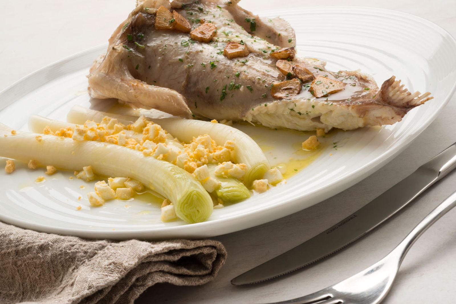 5281 1 Rape al horno con puerros cocidos (666) xl 5281 1 Rape al horno con puerros cocidos (666) xl