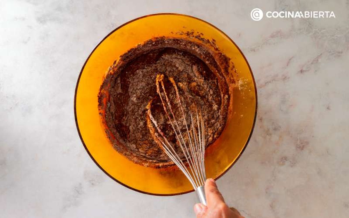 Tamiza los ingredientes secos