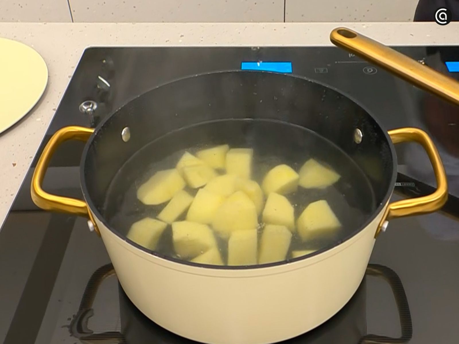 Cuece las patatas una vez peladas y cortadas Cuece las patatas una vez peladas y cortadas