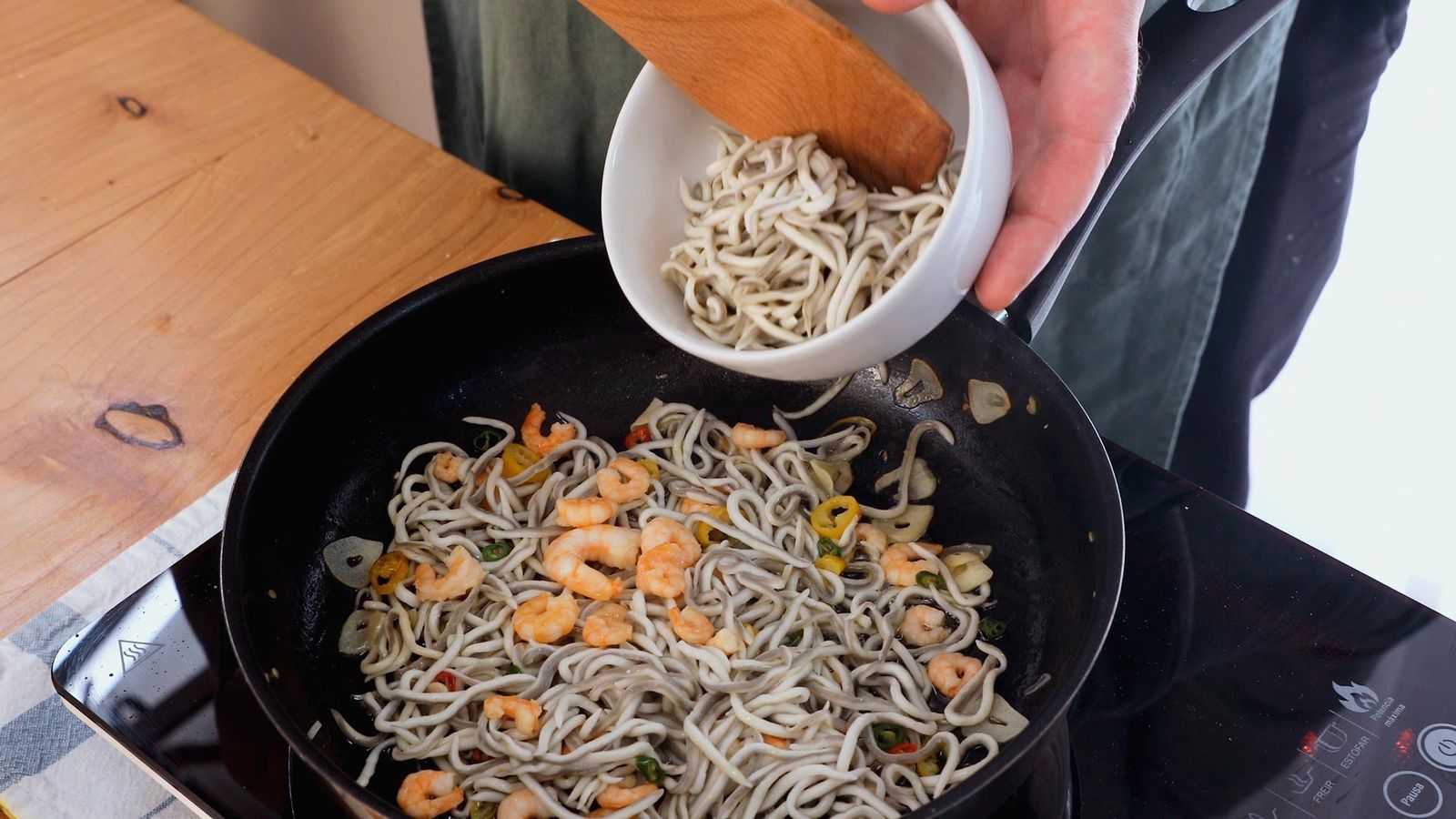 Ensalada templada de gulas y gambas con vinagreta de granada paso 3 Ensalada templada de gulas y gambas con vinagreta de granada paso 3