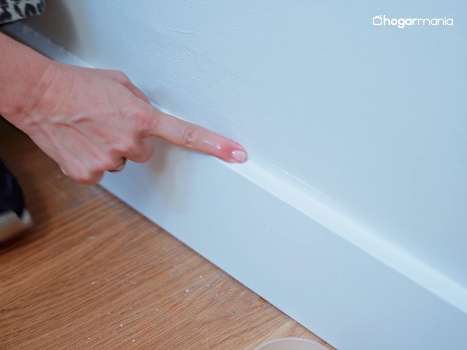 Alisa el sellado con el dedo humedecido en agua jabonosa para conseguir un acabado limpio y uniforme.