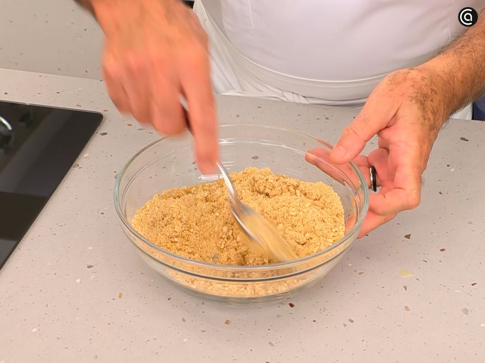Tritura las galletas y mézclalas con mantequilla derretida