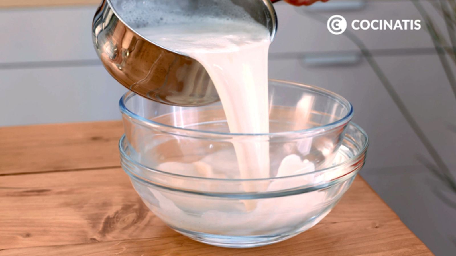 Deja enfriar la mezcla CTIS0556 receta flan leche de coco paso 4