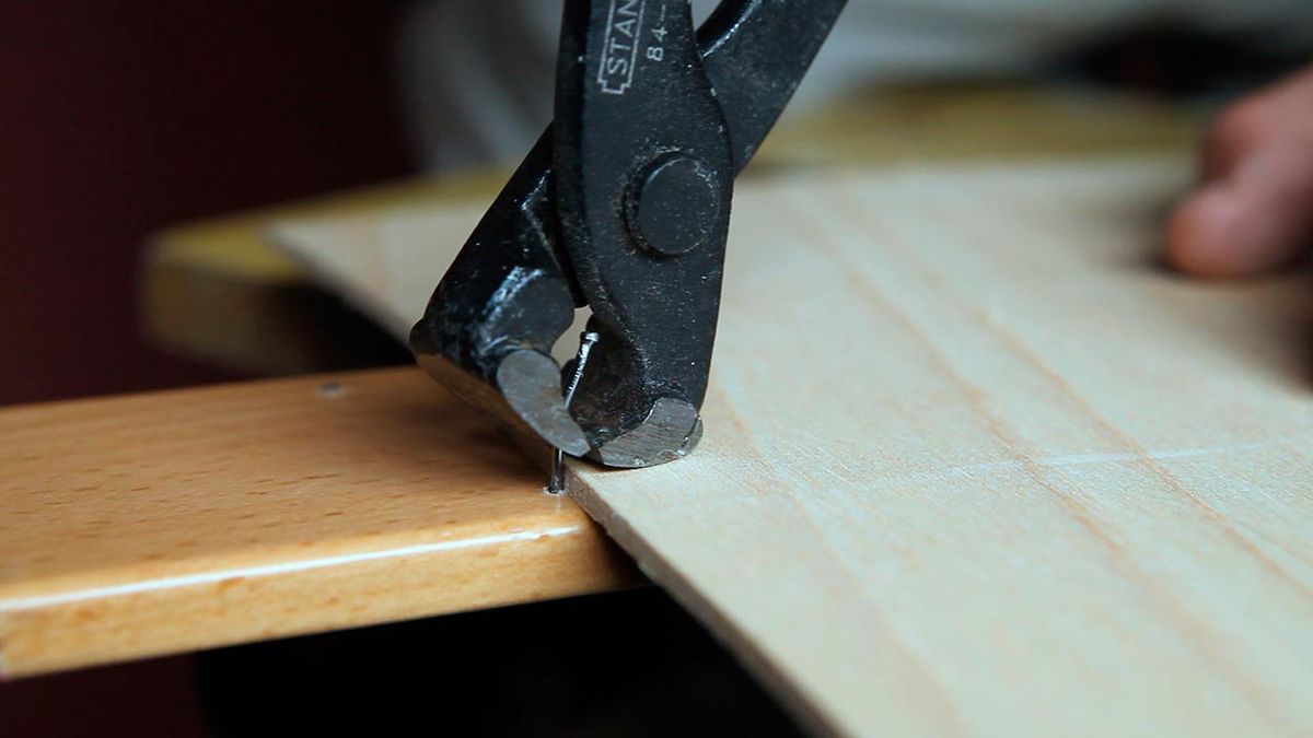 Sacar clavos de la madera paso 4