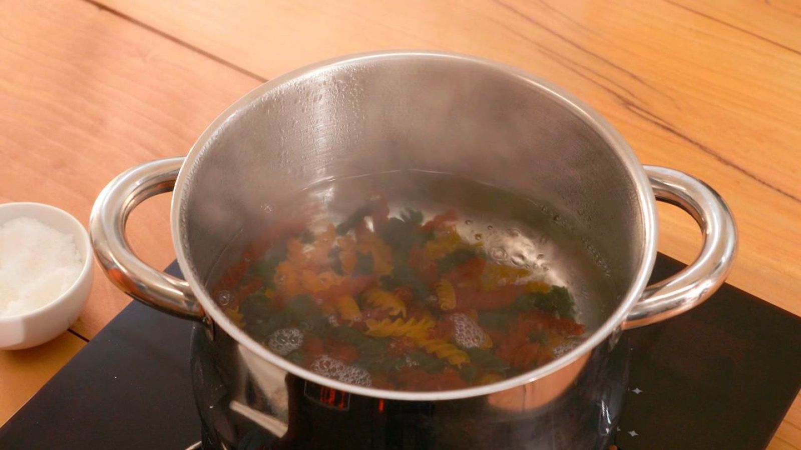 Cuece la pasta en abundante agua Ensalada de pasta Paso 1