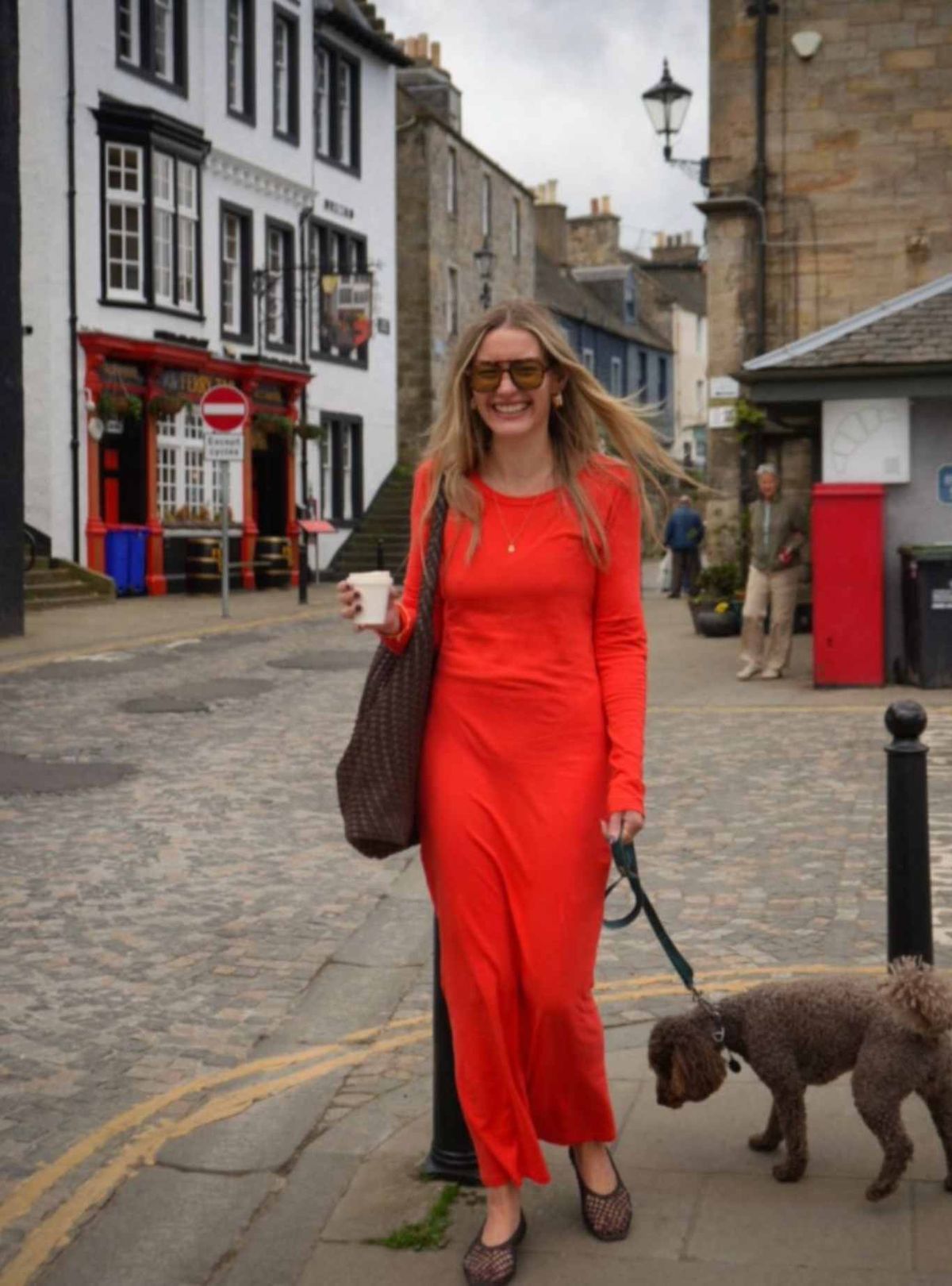 Vestido largo llamativo con bolso oversize.