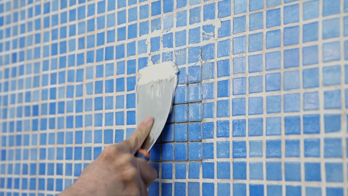 Cómo arreglar baldosas de piscina paso 7