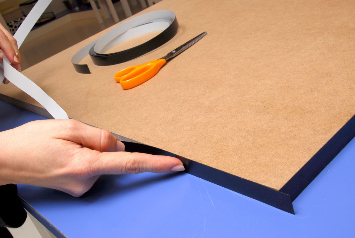 Mesa de centro decorada con la técnica collage paso 1