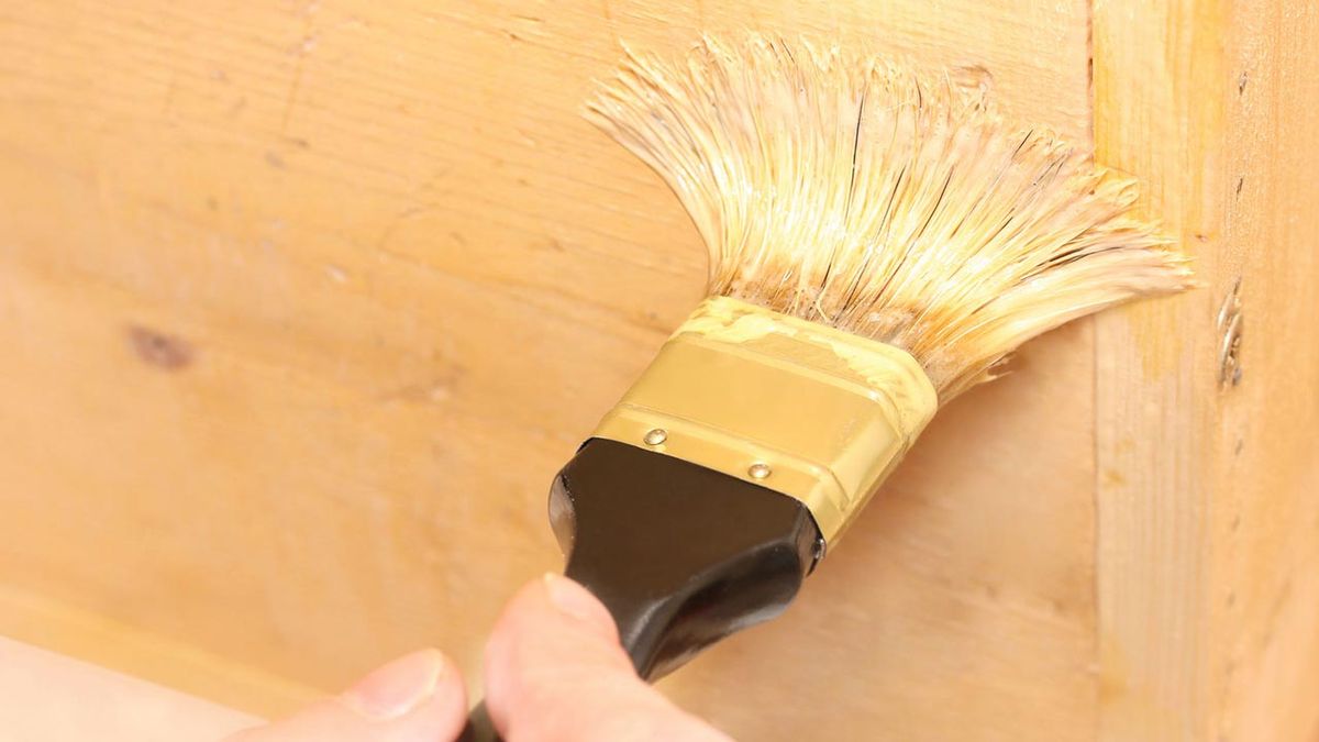 Errores frecuentes al pintar muebles de madera   brochas
