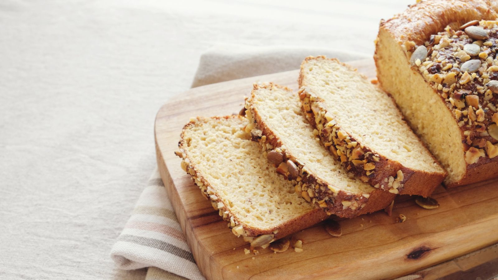 Pan keto clásico de harina de almendra y semillas, bajo en carbohidratos y perfecto para tostar.